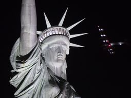 fotos: mira como un avion solar sobrevolo la estatua de la libertad fotos: mira como un avion solar sobrevolo la estatua de la libertad