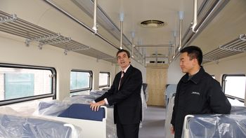 randazzo recibio trenes 0 km comprados a china para la linea san martin randazzo recibio trenes 0 km comprados a china para la linea san martin