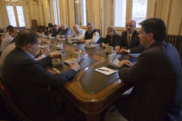 Petroleros cierran este lunes acuerdo por un bono de fin de año