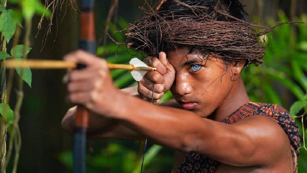 Ojos azules y brillantes: el sorprendente caso de una tribu de Indonesia