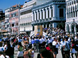 Italia controlará el flujo de turistas