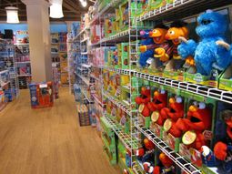 Pelotas para nenes y escobas para nenas: el machismo comienza con los juguetes