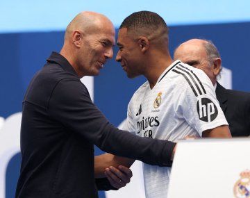 Zinedine Zidane y Kylian Mbappé durante la presentación del ex delantero del PSG en el Real Madrid.