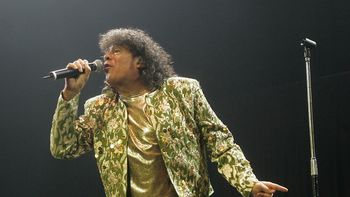 La Mona Jiménez cantando en vivo La Mona Jiménez cantando en vivo