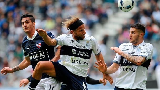 Independiente empató con Gimnasia en la presentación de Milito como entrenador