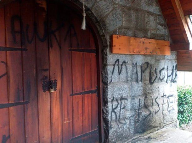 Manifestantes mapuches pintaron y prendieron fuego la capilla de Villa La Angostura