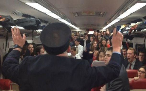 VIDEO: El conductor del tren se convierte en director de una canción navideña