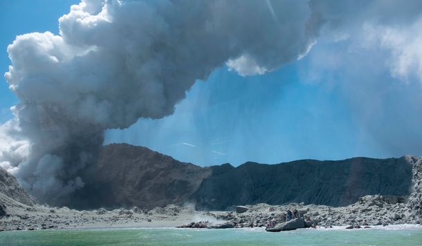 Nueva Zelanda: al menos cinco muertos por la erupción de un volcán