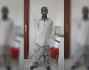 Horace Owiti Opiyo, de 20 años, ya no podía caminar siquiera por el peso de sus genitales