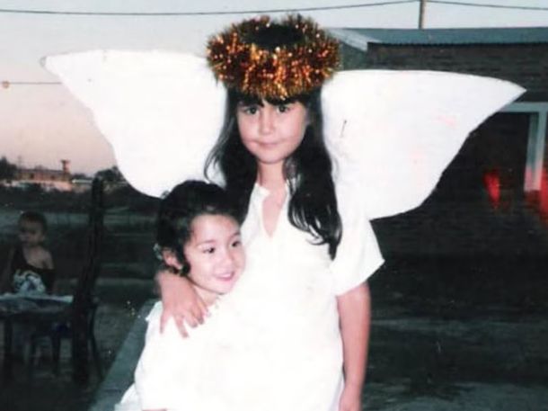 Cecilia Strzyzowski junto a su hermana menor, Ángela Cecilia Strzyzowski junto a su hermana menor, Ángela
