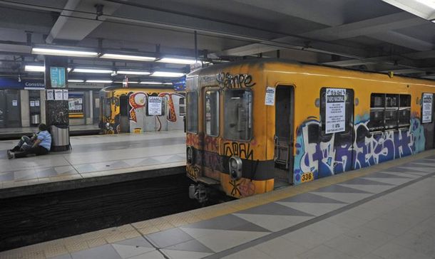 Realizó graffitis en el subte y ahora deberá limpiarlos