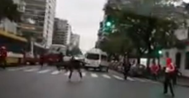 Fanáticos de River llenaron de piedras los micros con hinchas de Wilstermannn