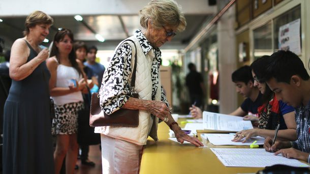 El Frente Amplio quiere hacer ley el voto consular para uruguayos que residen en el exterior.