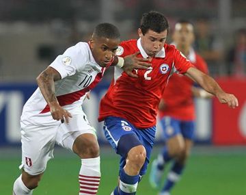 Perú derrotó en Lima por 1 a 0 a Chile y sigue con vida