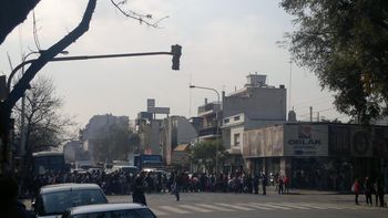 toman oficinas de edesur y edenor por cortes en villas toman oficinas de edesur y edenor por cortes en villas