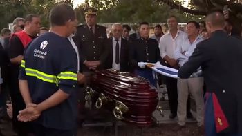 Dirigentes políticos y allegados despidieron a Adrián Peña en una sentida ceremonia. Dirigentes políticos y allegados despidieron a Adrián Peña en una sentida ceremonia.