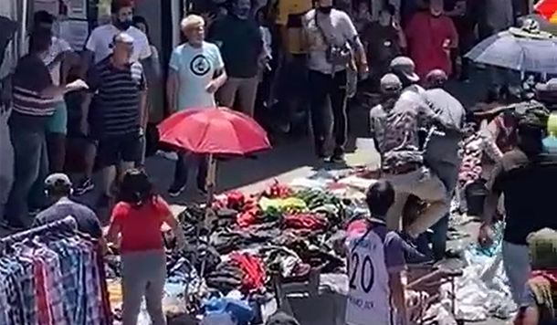 Batalla campal entre manteros y comerciantes en pleno barrio de Flores