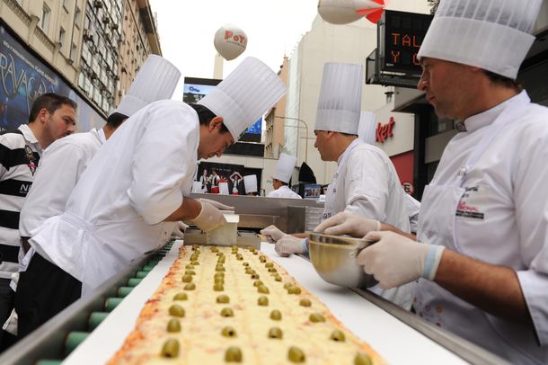 Amasaron la pizza más larga de Buenos Aires con un objetivo solidario