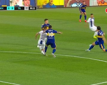 Durísima plancha de Tevez a segundos del inicio: ¿era para roja?