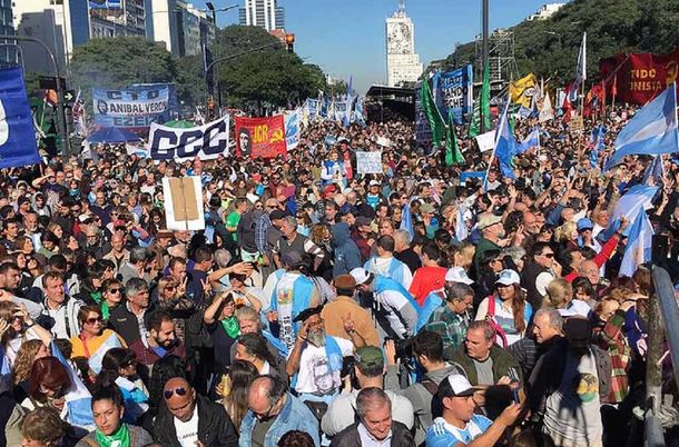 Miles de personas se reunieron este viernes en el Obelisco