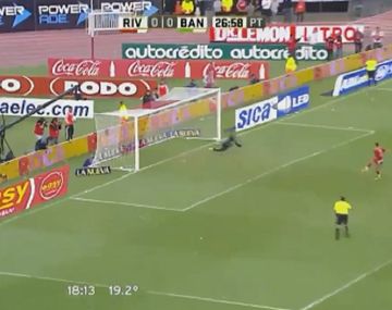 A las nubes: Mora quiso romper el arco de Banfield