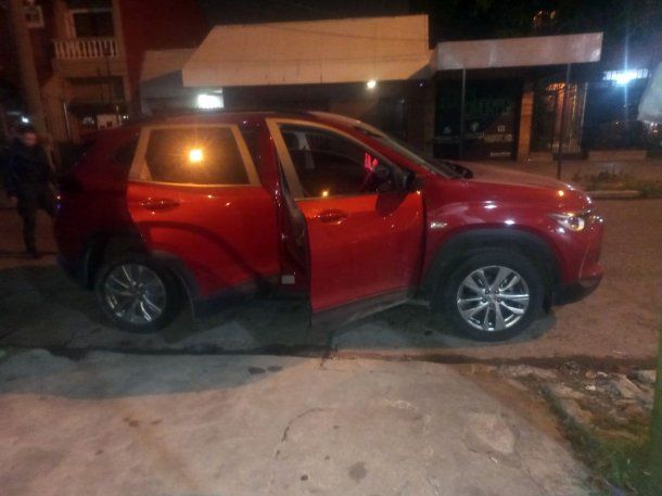 La camioneta en la que se trasladaba el excomisario asesinado