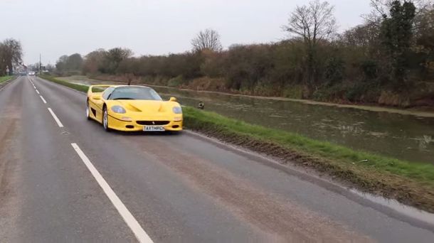 Hizo esquí acuático agarrado de una Ferrari y a 130km/h: mirá el video