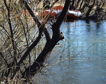 Buzos de Prefectura rastrillan el río Chubut.