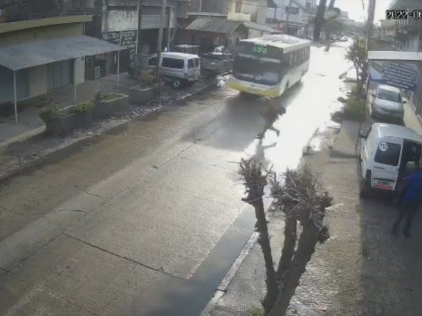 VIDEO: Un joven lucha por su vida luego de que un colectivo lo atropellara y le pasara por encima