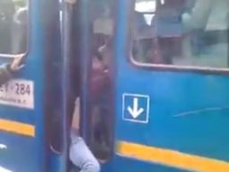 Un delincuente quedó atrapado por las puertas del colectivo Un delincuente quedó atrapado por las puertas del colectivo