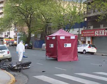 Motoquero muere en el acto al ser embestido por una camioneta que cruzó en rojo
