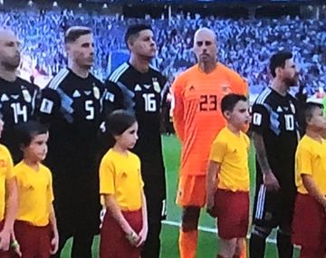 Wilfredo Caballero dio la nota durante el himno argentino en Moscú