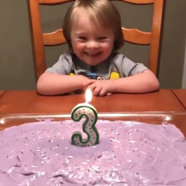 Risa asegurada: una nena y su torta de cumpleaños se convirtieron en un tierno viral