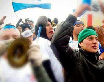 Nicolás Castillo, con el gorro verde, en la tribuna de la Universidad Católica.