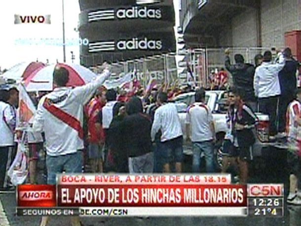 Banderazo bajo la lluvia en River en la previa al Superclásico