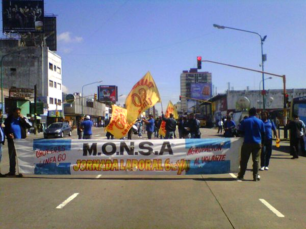 Choferes de la Línea 60 cortan el tránsito en Puente Saavedra