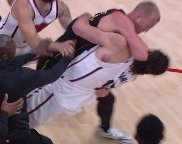 Video: la feroz pelea entre dos figuras de la NBA que terminó en escándalo