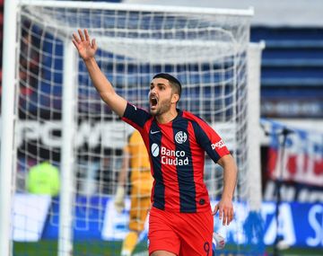 Nicolás Blandi celebra su gol tras el polémico penal
