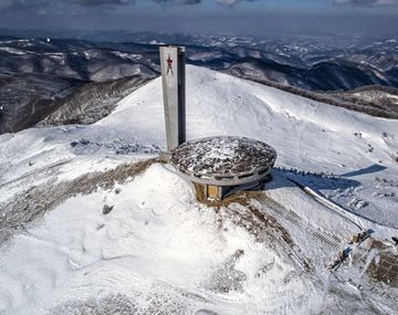 Así es la gigante casa del Partido Comunista abandonada en un monte de Bulgaria