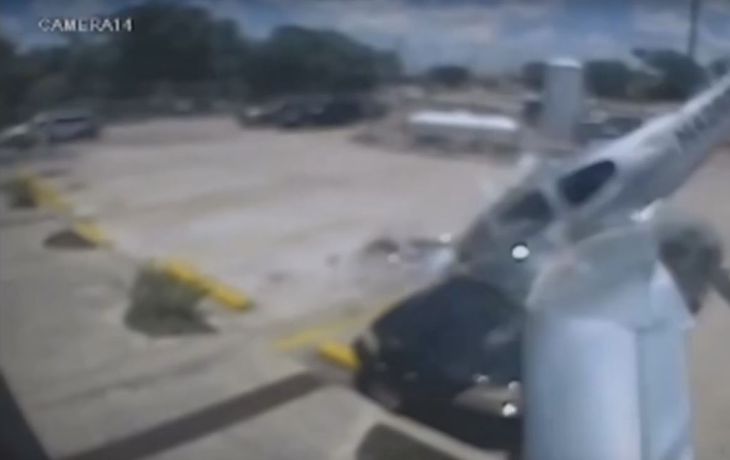 Impactante: una avioneta cayó sobre un auto estacionado en un aeropuerto