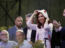 Cristina Kirchner con la simbólica boina blanca con el pompón rojo que representa a los militantes radicales junto a Leopoldo Moreau y Gustavo López Cristina Kirchner con la simbólica boina blanca con el pompón rojo que representa a los militantes radicales junto a Leopoldo Moreau y Gustavo López