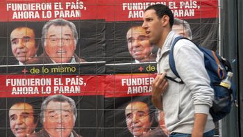 empapelaron la ciudad con afiches contra el paro empapelaron la ciudad con afiches contra el paro