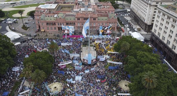 Democracia para siempre: las fotos del acto en Plaza de Mayo
