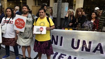 ingeniosa protesta: hombres con polleras marcharon contra la violencia de genero ingeniosa protesta: hombres con polleras marcharon contra la violencia de genero