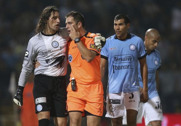 Afirman que el árbitro que convalidó el gol de Belgrano está destruido totalmente
