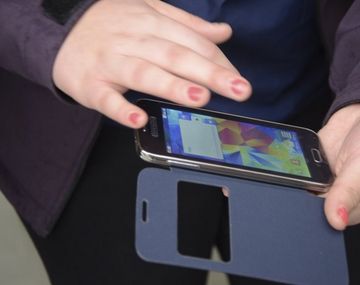 Vendió un celular trucho y clienta estafada la quiso atropellar
