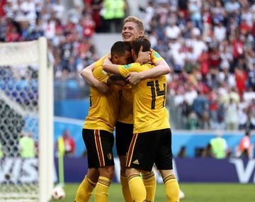 Eden Hazard festeja el segundo gol a la par de los que compraron televisores en Krëfel