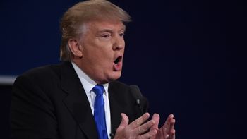 Sacaron a Trump del escenario por un problema con un asistente Sacaron a Trump del escenario por un problema con un asistente