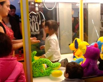 Nena se mete en máquina de peluches