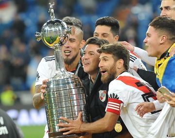 Maidana, Gallardo y Ponzio levantan el trofeo